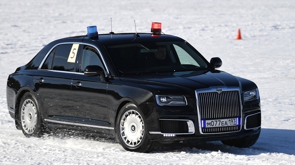 Xem 'siêu xe' của Putin chạy đua trên tuyết