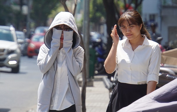 Sài Gòn nắng rát mặt ngày đầu năm