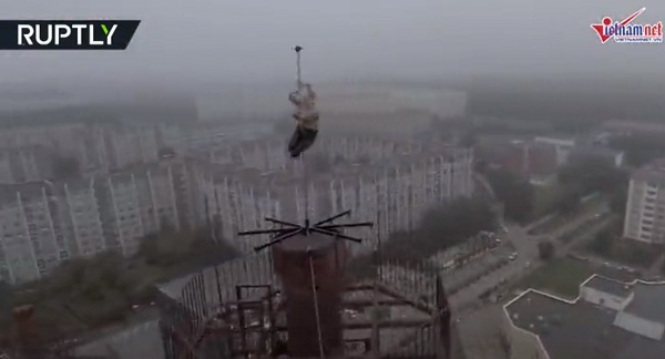 Thót tim với màn múa cột 'tử thần' của cô gái người Nga