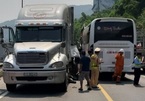 Xe container tông xe chở đoàn khách Hàn Quốc, 11 người bị thương
