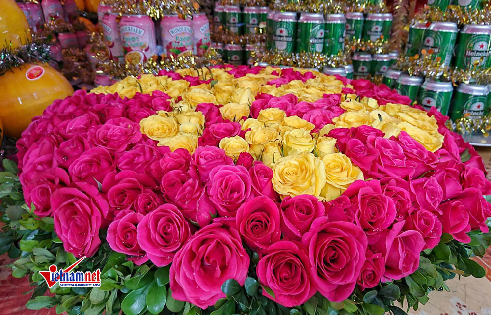 Mãn nhãn cặp mâm lễ 'long chầu phượng vũ' dâng Đức thánh Trần