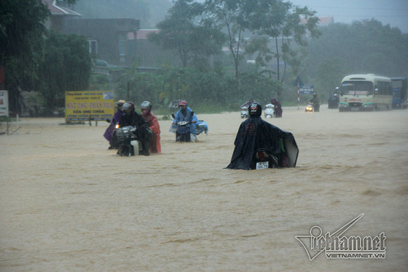 Mưa đá, dông lốc ở Bắc Bộ dự báo thời tiết nguy hiểm rất gần