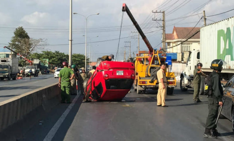 Xế hộp 'phơi bụng' trên quốc lộ, 3 người thoát chết