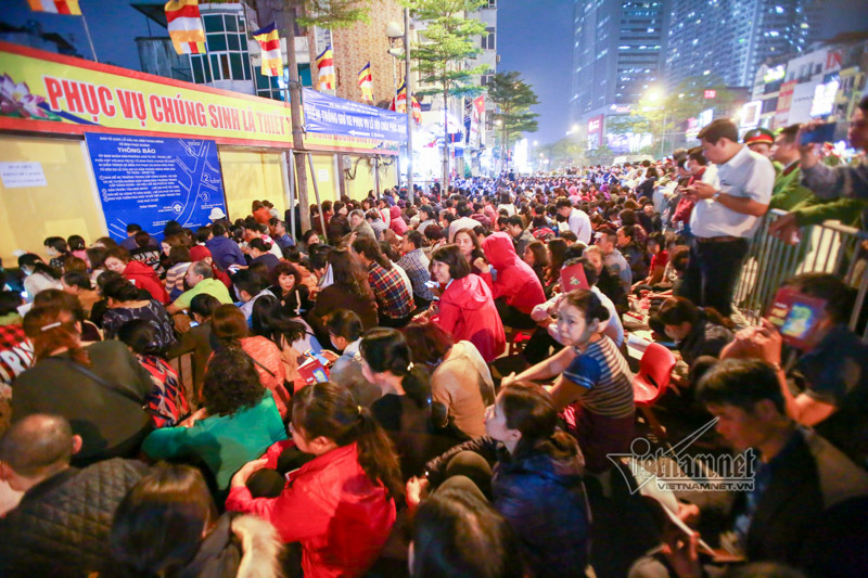 Nghìn người giữ chỗ, chen nhau ngoài đường cầu an chùa Phúc Khánh