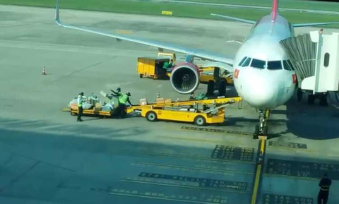 Clip gây bức xúc: Nhân viên sân bay Đà Nẵng ném hành lý của khách
