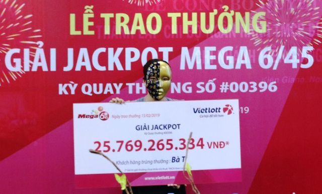 Hùn tiền triệu chơi vé số, trúng độc đắc 75 tỷ đồng