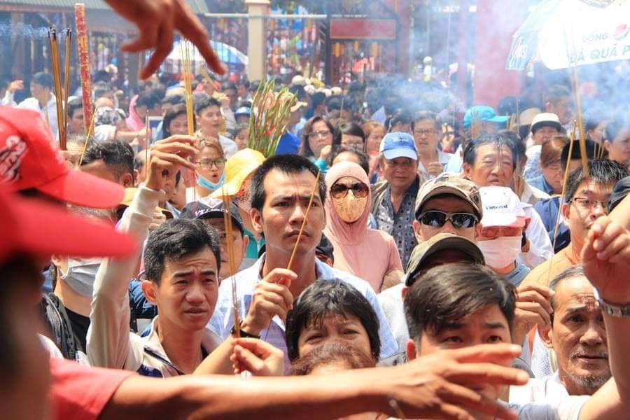 'Biển người' đổ về Bình Dương dự lễ rước chùa Bà Thiên Hậu 'Biển người' đổ về Bình Dương dự lễ rước chùa Bà Thiên Hậu