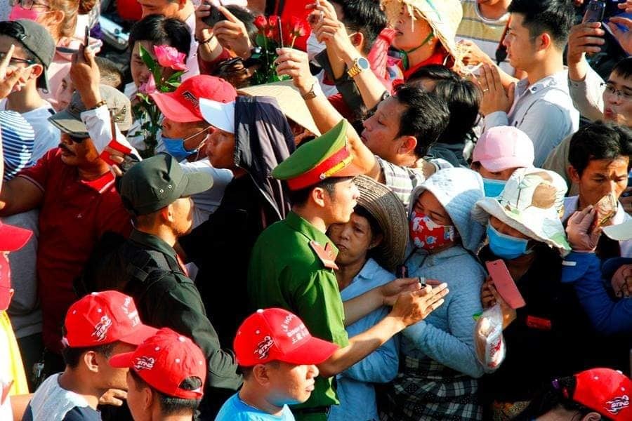 'Biển người' đổ về Bình Dương dự lễ rước chùa Bà Thiên Hậu 'Biển người' đổ về Bình Dương dự lễ rước chùa Bà Thiên Hậu