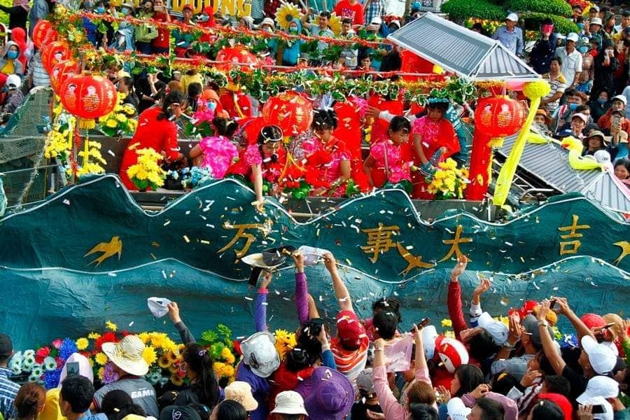 'Biển người' đổ về Bình Dương dự lễ rước chùa Bà Thiên Hậu 'Biển người' đổ về Bình Dương dự lễ rước chùa Bà Thiên Hậu