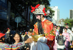 Người dân hào hứng chạm vào 'Thần Tài' trên phố Sài Gòn mong may mắn