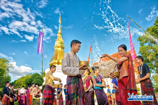 Tết tháng 4 độc đáo của các quốc gia Đông Nam Á - lễ hội truyền thống:
Tháng 4 là thời điểm để các quốc gia Đông Nam Á cùng tổ chức nhiều lễ hội rực rỡ và đặc sắc. Từ Songkran ở Thái Lan, Baisakhi ở Ấn Độ, Choul Chnam Thmey ở Campuchia đến Gawai Dayak ở Malaysia, mỗi quốc gia lại có một lễ hội truyền thống đầy sắc màu và ấn tượng. Hãy cùng chúng tôi đến với tháng 4 đầy thú vị này và trải nghiệm những món ăn ngon, âm nhạc và văn hóa độc đáo trong các lễ hội này.