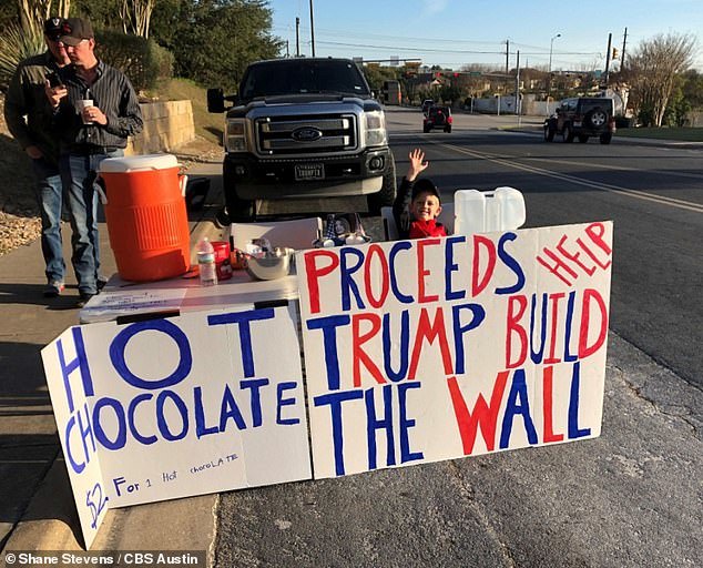 Bé trai quyên góp được 6.000 đôla cho ông Trump