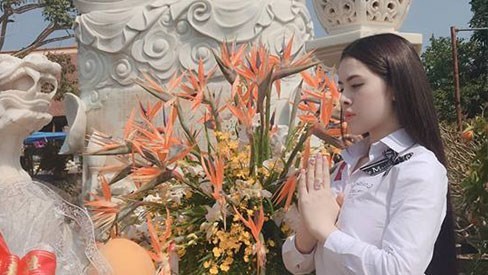 Thư Dung đăng ảnh đi chùa sau khi bị nhà chức trách công bố bán dâm