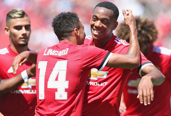 Đại chiến MU vs Liverpool: Solskjaer mừng vui, Klopp báo tin dữ