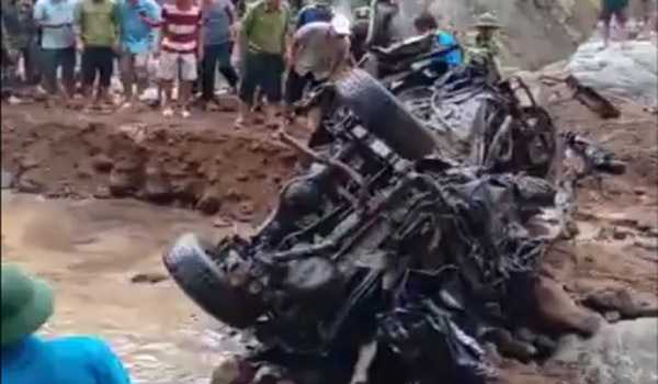 Tìm thấy ô tô chở 2 cán bộ biên phòng bị lũ cuốn hơn 1 năm trước