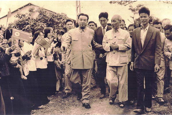 Bài 3: Nhớ ngày người Hà Nội tặng dừa, chuối cho ông Kim Nhật Thành