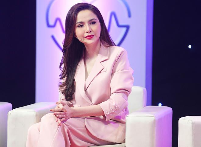 Hoa hậu Diễm Hương nức nở xin lỗi mẹ ruột sau 4 năm bị từ mặt