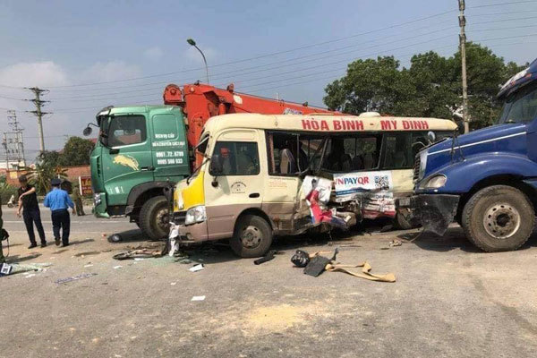 3 ô tô kẹp xe máy trên đại lộ Thăng Long, 2 vợ chồng thiệt mạng