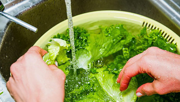 Rửa rau như thế nào để loại bỏ thuốc trừ sâu gây hại