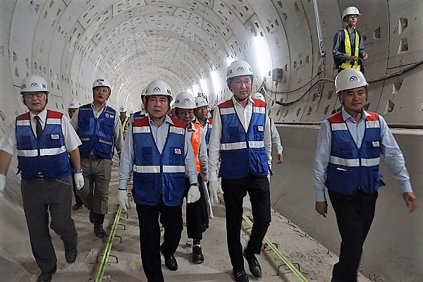 Chủ tịch TP.HCM đi bộ xuyên hầm, kiểm tra tiến độ tuyến metro số 1