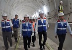 Chủ tịch TP.HCM đi bộ xuyên hầm, kiểm tra tiến độ tuyến metro số 1