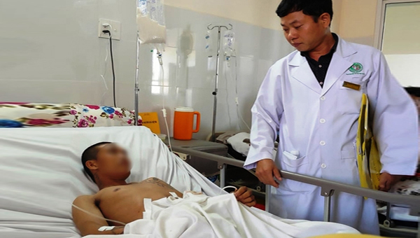 Cứu sống thần kỳ nam thanh niên bị xe rác ép vỡ nội tạng