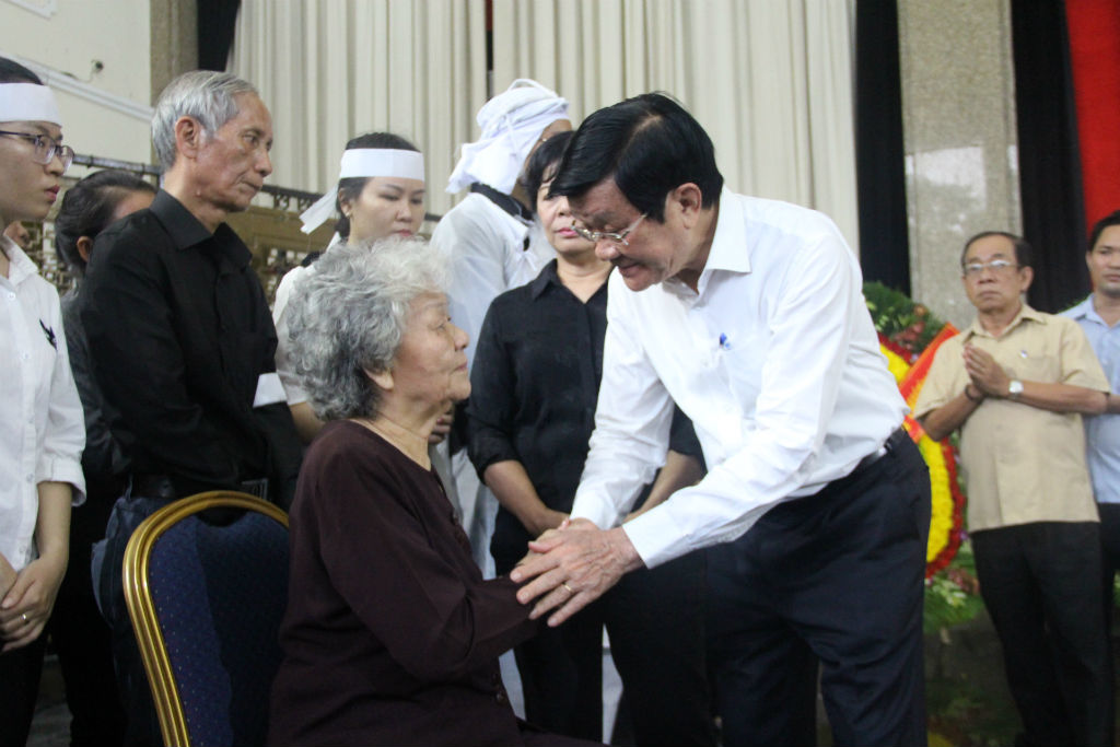 Nguyên Chủ tịch nước Trương Tấn Sang viếng Phó chủ tịch TP.HCM Nguyễn Thị Thu
