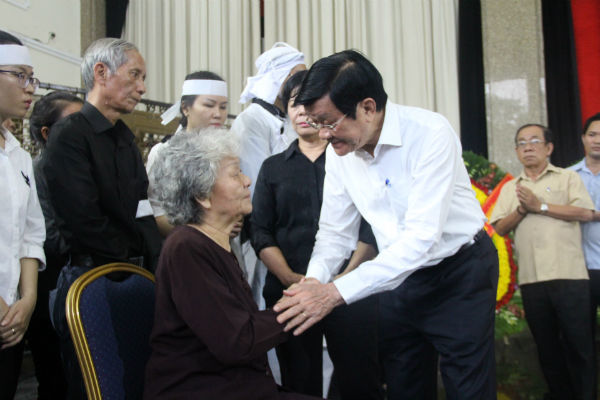 Nguyên Chủ tịch nước Trương Tấn Sang viếng Phó chủ tịch TP.HCM Nguyễn Thị Thu