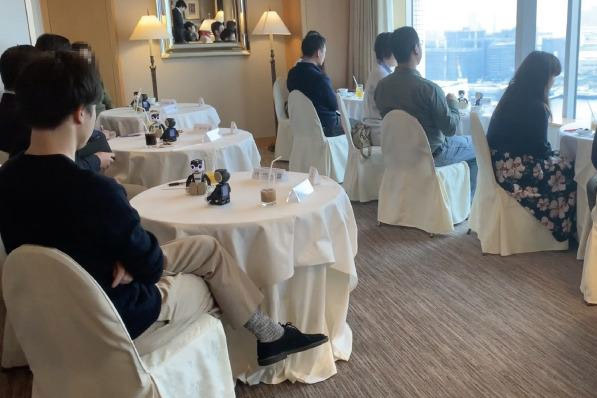 Lạ kỳ: Đôi lứa chỉ cần ngồi im, việc yêu đương đã có robot lo