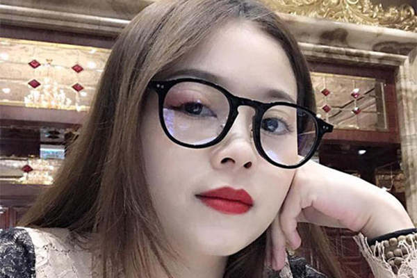 Bị mạo danh đi vay tiền, Hằng Túi chỉ thủng thẳng đáp: Hằng có vay nhưng tiền tỷ, không phải tiền ăn sáng!