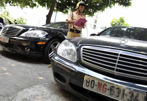Không kịp tháo biển xe ngoại giao, Đại sứ quán Nga đề nghị hỗ trợ