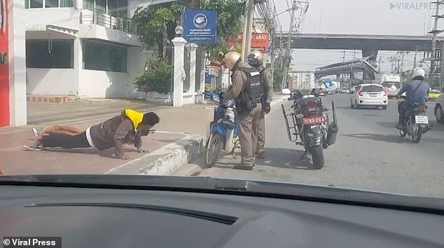 Không đội mũ bảo hiểm, nam sinh Thái nộp phạt bằng chống đẩy
