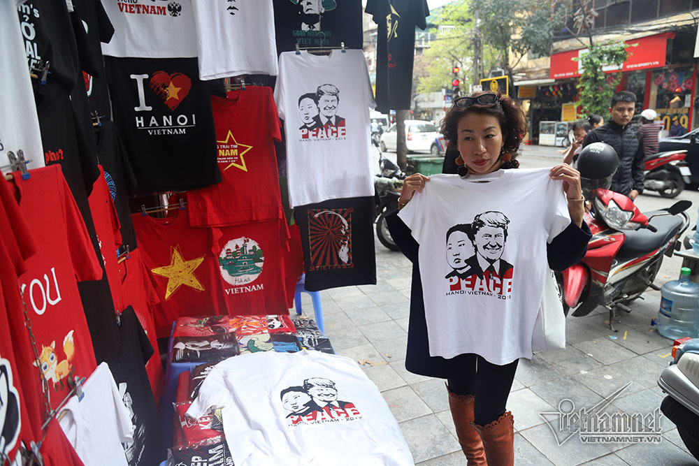 In hình Trump-Kim lên áo phông: Ông chủ trên phố cổ thu tiền mỏi tay