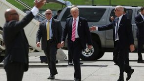 Mật vụ Mỹ bảo vệ ông Trump thế nào khi công du nước ngoài?