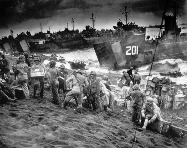Ngày này năm xưa: Bức ảnh biểu tượng của Thế chiến II ra đời