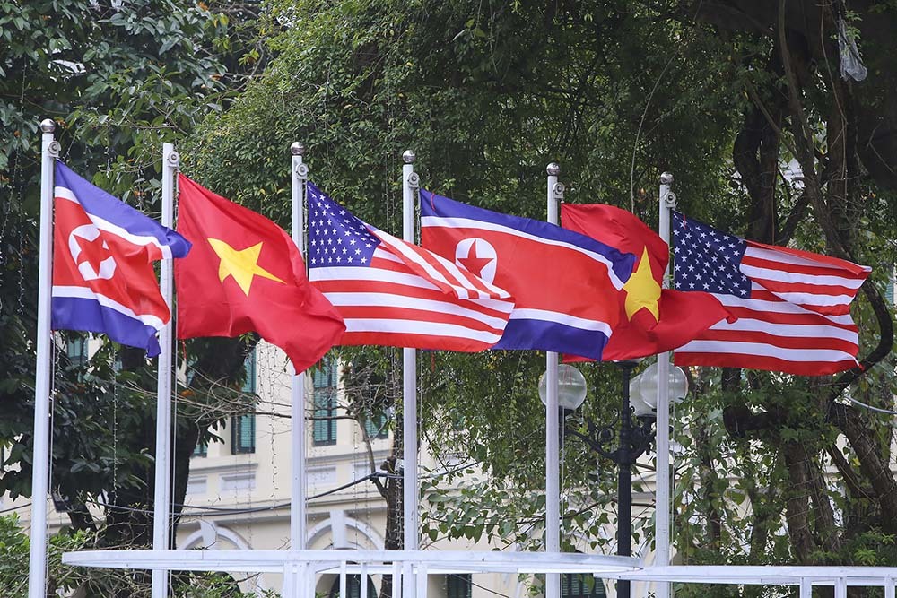 Cờ Việt Nam ở Mỹ: Đây là hình ảnh cờ Việt Nam được treo lên tòa nhà chính quyền thành phố New York vào dịp kỷ niệm ngày độc lập của Việt Nam. Sự xuất hiện của cờ Việt Nam tại đất nước Mỹ năm 2024 đánh dấu sự gắn kết và thân thiện giữa hai quốc gia, bên cạnh những nỗ lực củng cố quan hệ song phương đầy tích cực.