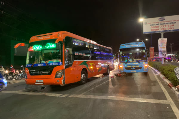 Va chạm với 2 xe khách, con chết, mẹ trọng thương