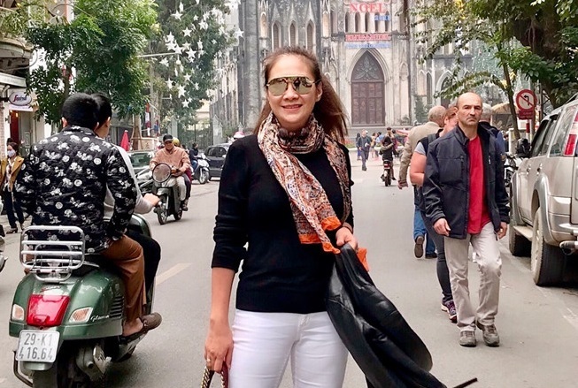 Mẹ hot girl Lào gốc Việt gây bất ngờ khi trẻ trung, ăn mặc sành điệu