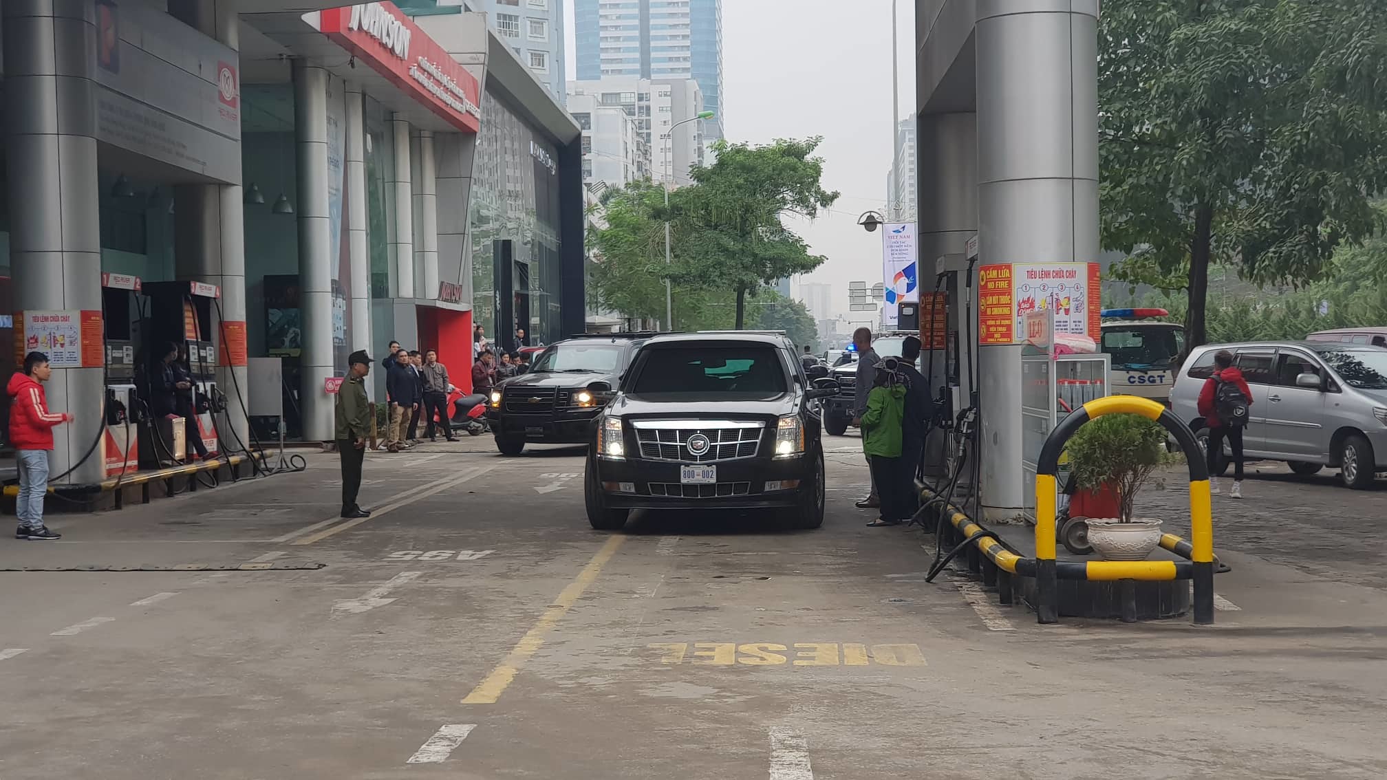 Xe ‘quái thú’ của Tổng thống Donald Trump lăn bánh trên đường Hà Nội