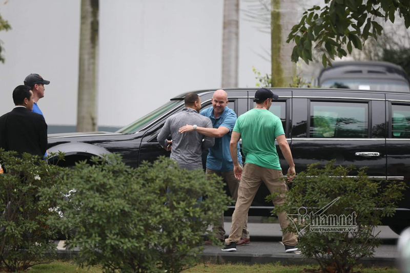 Mật vụ Mỹ tươi cười bên 'Quái thú' của Tổng thống Donald Trump ở Hà Nội