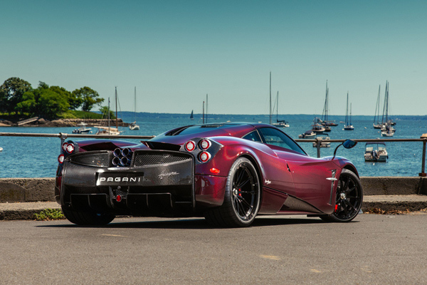 Siêu xe Pagani Huayra diện áo đỏ carbon 