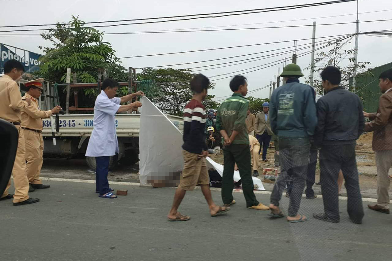 Tông vào xe tải đỗ bên đường, 2 cha con tử vong