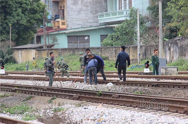 Lực lượng công binh dò mìn ở ga Đồng Đăng