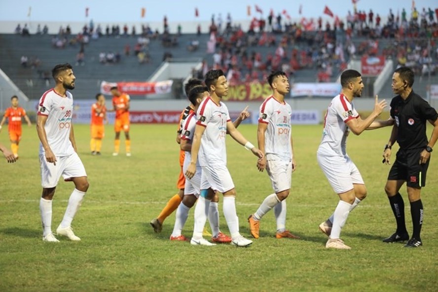 Vòng 1 V-League: HAGL thắng giòn, Quế Ngọc Hải ôm mặt khóc...