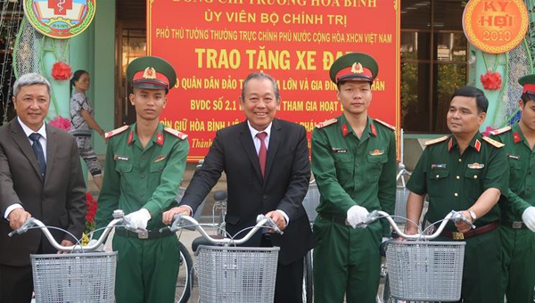 Phó Thủ tướng thăm bệnh viện Quân y 175 nhân ngày Thầy thuốc Việt Nam
