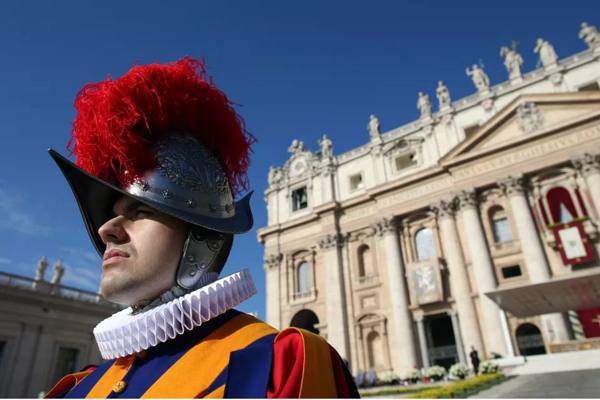 Vệ sĩ của giáo hoàng sử dụng mũ giáp làm từ máy in 3D