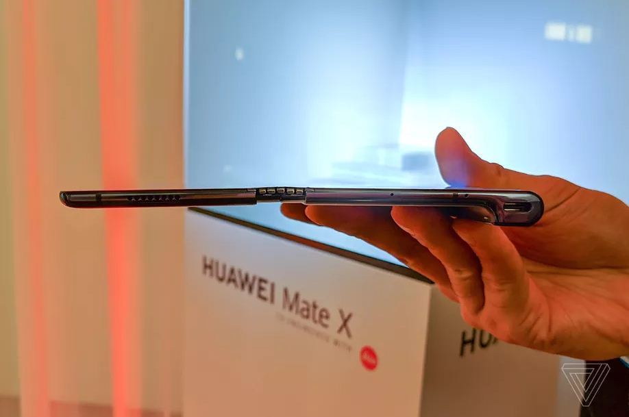 Trên tay điện thoại gập Huawei Mate X, đắt hơn hẳn Galaxy Fold