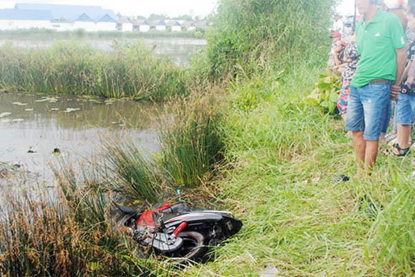 Hai cha con chết bất thường trong vuông tôm