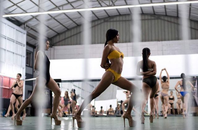 ‘Đột nhập’ các lò luyện Hoa hậu ở Philippines