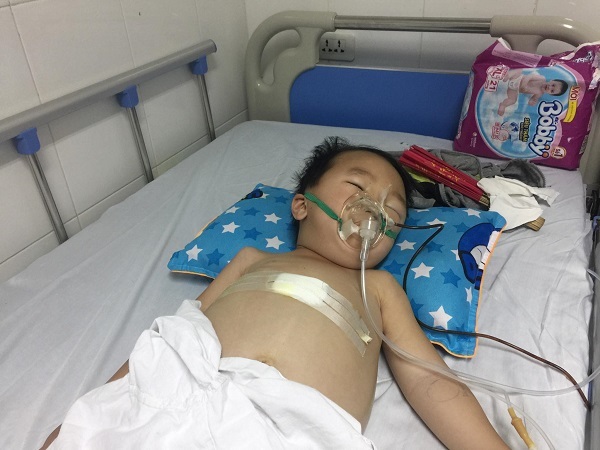 Thương bé trai người Mông bụng chướng to đau đớn